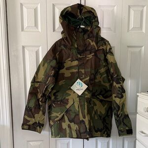 New Raven Industries Military Woodland Camo Gore-Tex Parka Size L